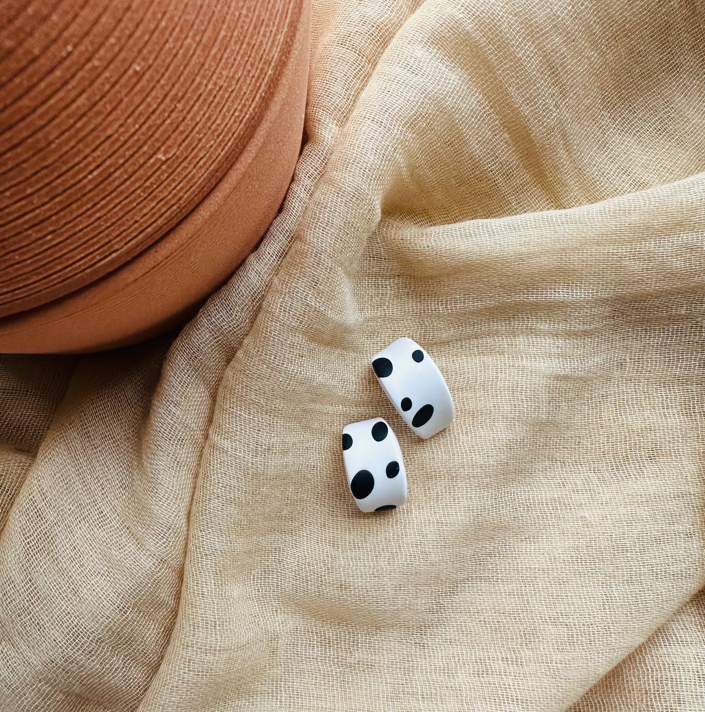 HUGGIE studs in DOTS